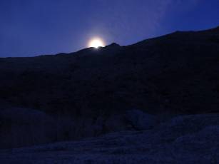 wDV-2014 hike-day4-12  moonrise.jpg (89614 bytes)